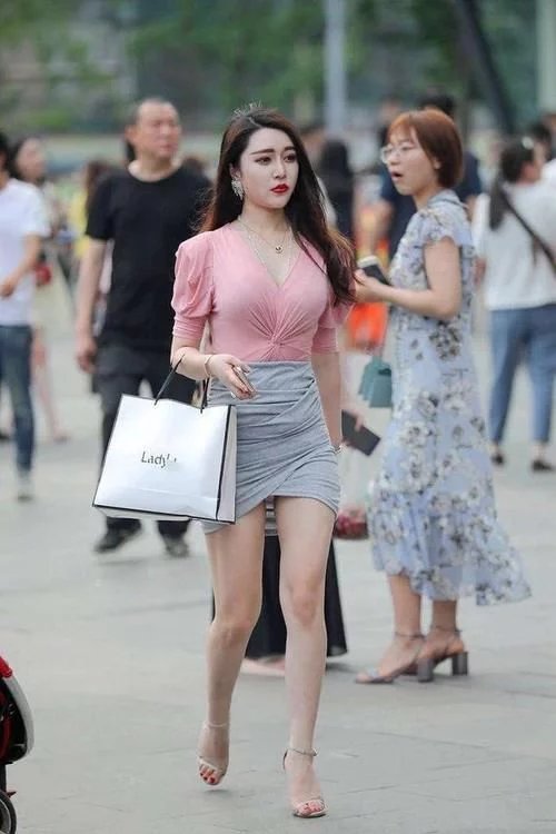 街拍: 女神的淑女穿搭, 紧身显身材, 特别有成熟魅力