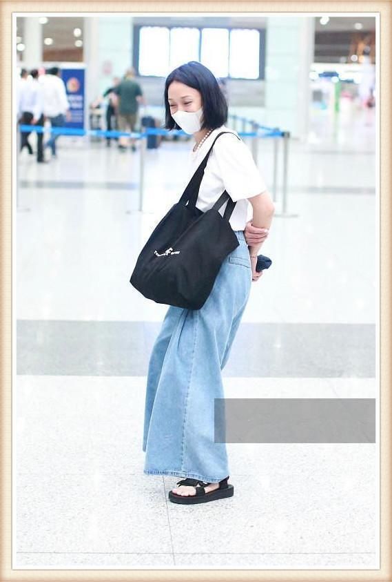 机场上的周迅邋遢不堪，时装周上却美出天际，网友：这才是真女神