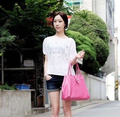 街拍桂林这边最养眼的风景莫过于长腿美女了！各种新潮服饰,露脐