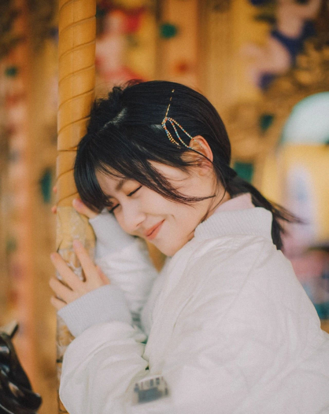 『打造』金色发夹的可爱时尚搭配 用小夹子打造俏皮发型