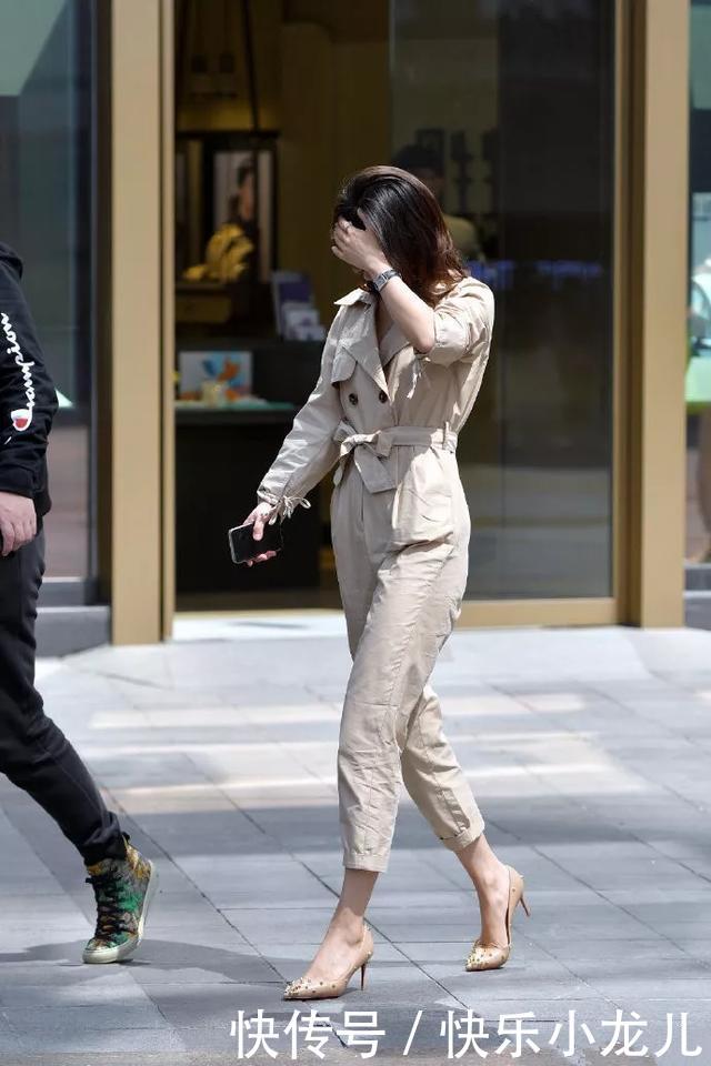 『西装外套』街拍:美女踩着一双尖头的高跟鞋走在路上,显得更加的摩登