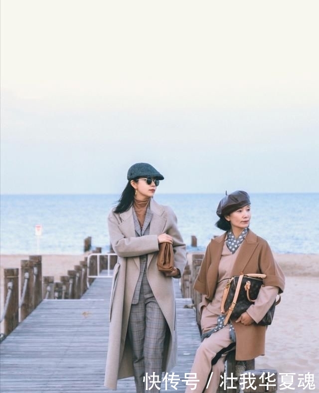 穿搭@50岁的女人别大衣配打底裤,学“三木母女”这样穿,优雅又时髦!