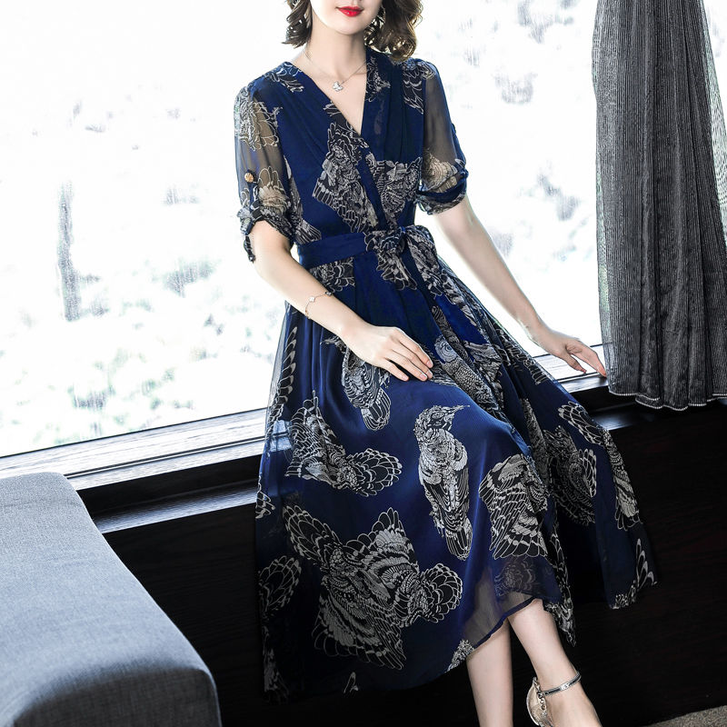 40岁的漂亮老婆，真心会打扮!穿一袭真丝裙，人见人说美