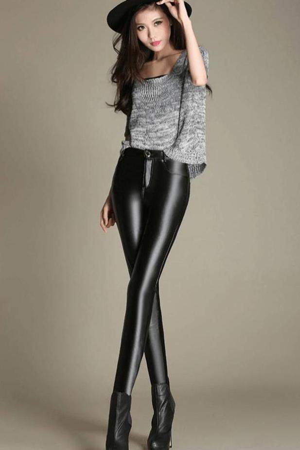 紧身裤能够修饰腿部的曲线,别有一番风情,能很好的诠释这种柔情