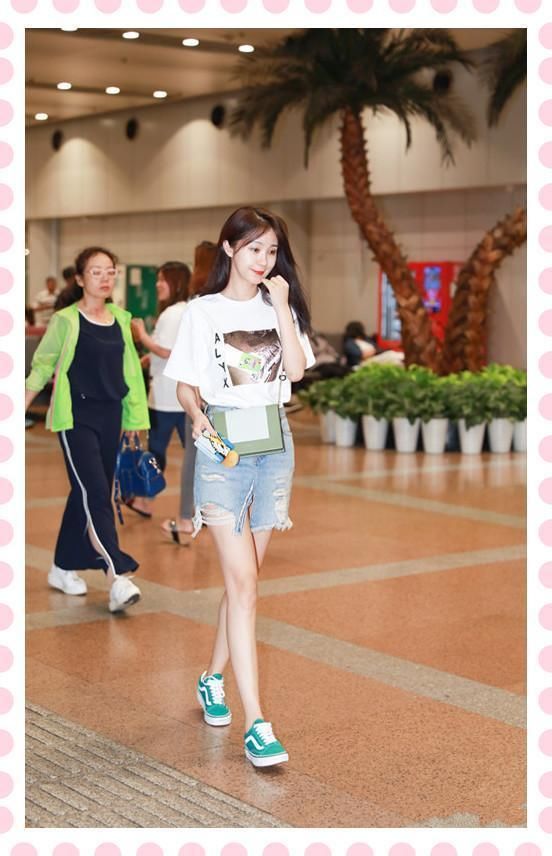 李菲儿真豪放!裙子这么短竟还剪个叉,网友质疑:敢不敢坐下?