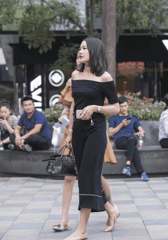 三里屯性感美女时尚穿搭，火辣身材引得路人驻足观看