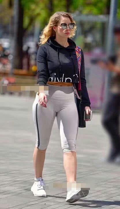 拥有靓丽身材的打底裤美女,随意搭配都不会觉得难看!