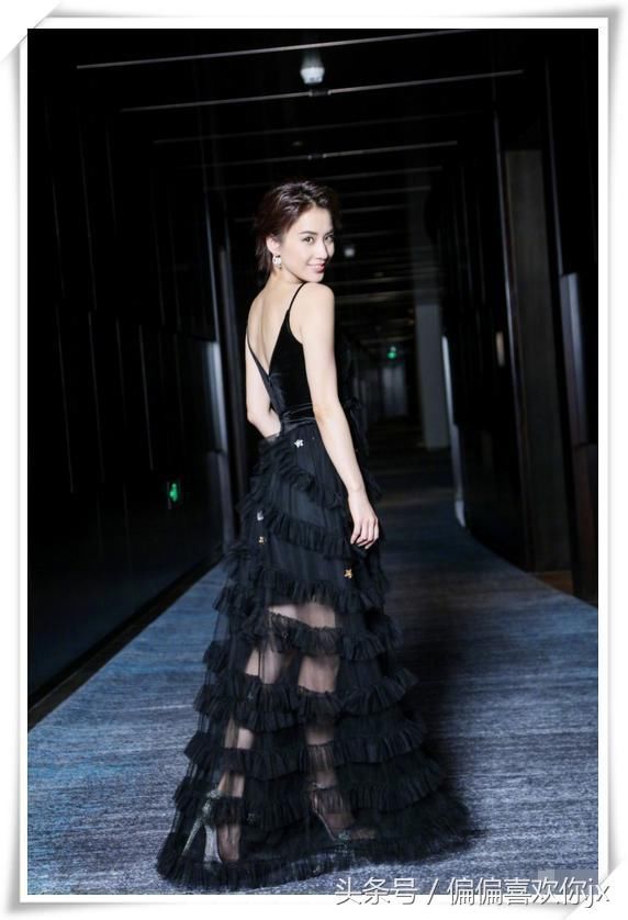 黄圣依真敢穿！打底衫低到露出内衬，网友：杨子看了怎么想？