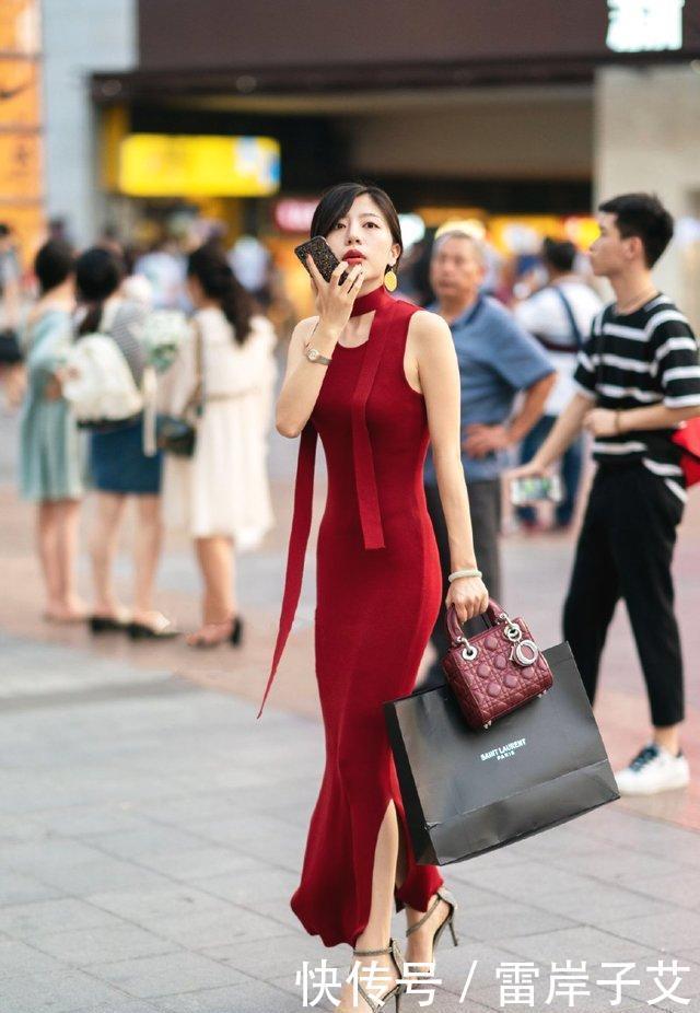 「 美女」吸睛养眼成熟风范。,街拍:性感美女红色短裙彰显高挑迷人身姿
