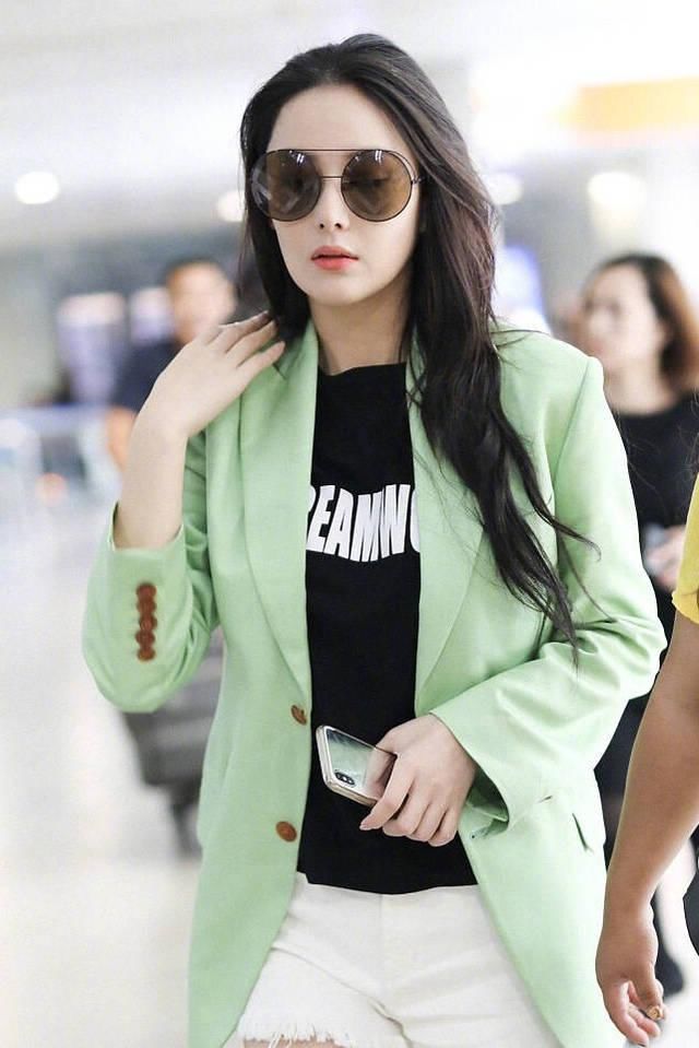 31岁张馨予现身机场，西装配短裤身形似少女，网友：真不愧是军嫂