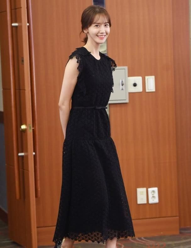 林允儿这是怎么了，看脸是20岁，身材曲线凸显，很有魅力