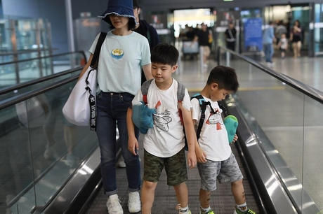 『 卡通』卡通t恤尽显潮范,穿亲子装太温馨,沙溢胡可一家四口走机场