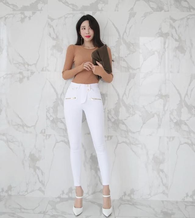 曼妙妩媚的牛仔裤美女，秀出青春活力范，特别吸引人