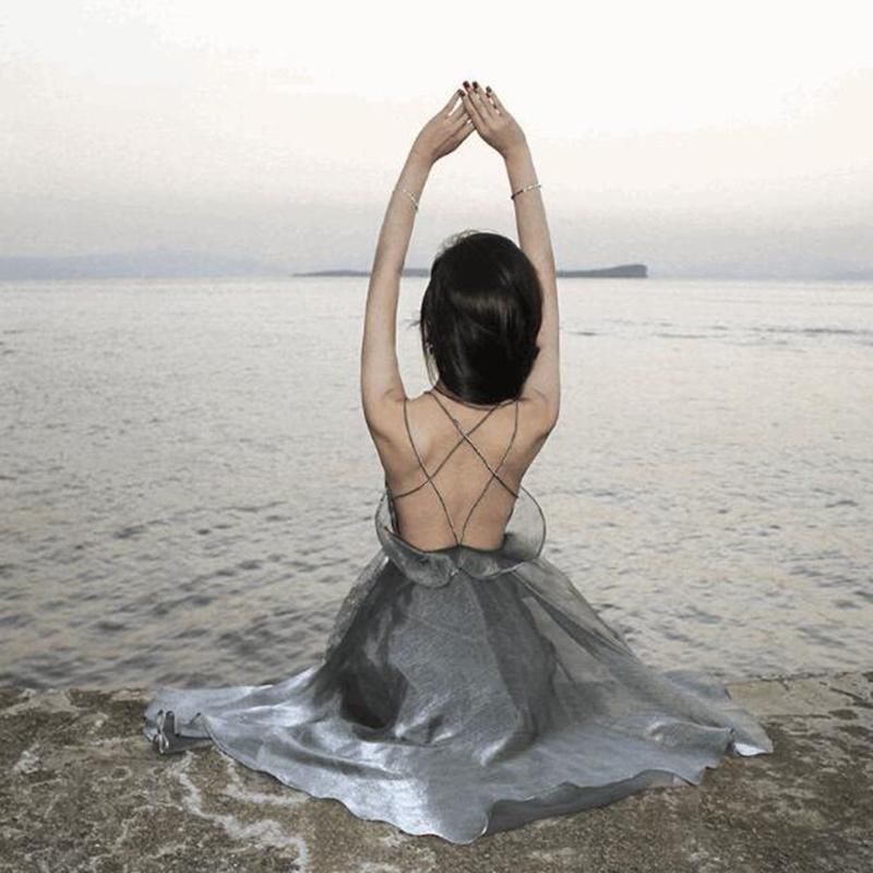 游泳馆的女人“真敢穿”，穿下面“魅惑装”，风情万种潦倒一大片