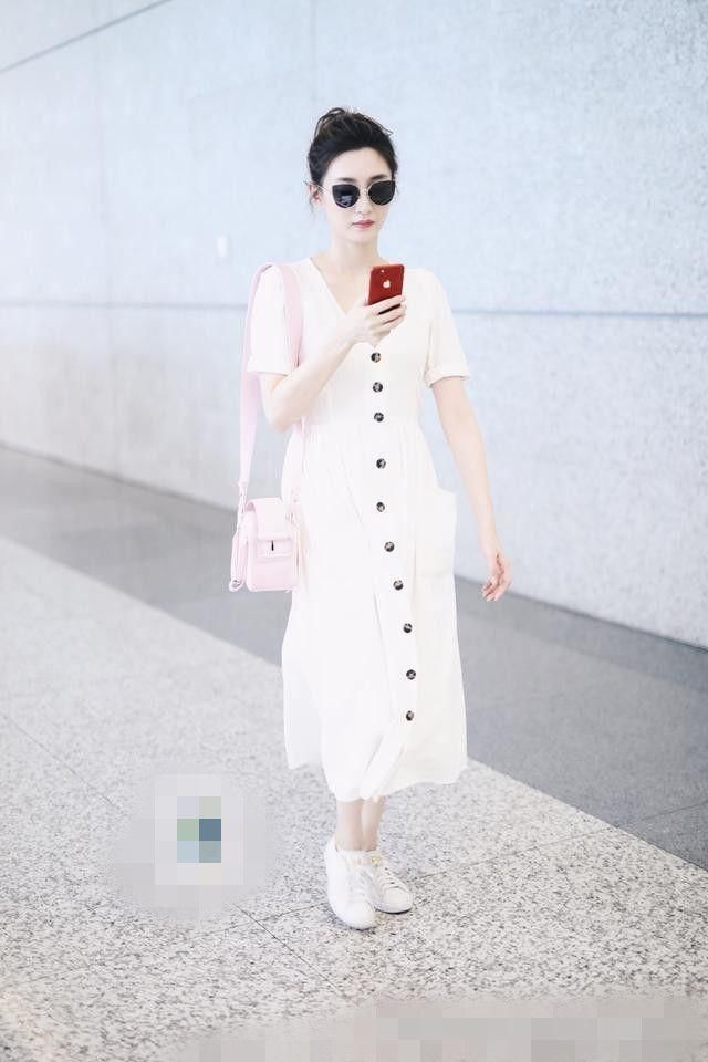 刘雯把300块连衣裙穿出了三万块的效果，网友:超模就是不一般!