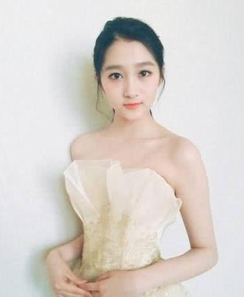 关晓彤身穿一袭肉色裙，惊艳众人！但咋么这么尴尬？