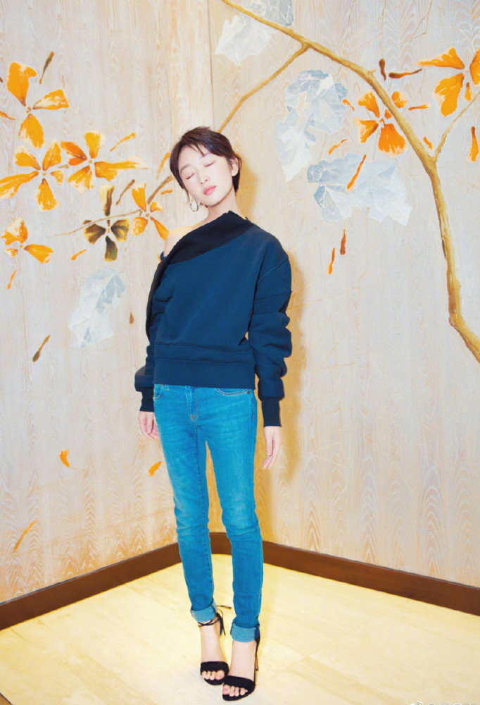 周冬雨身穿一袭红色连衣裙，尽显女神气质，网友：发型才是亮点