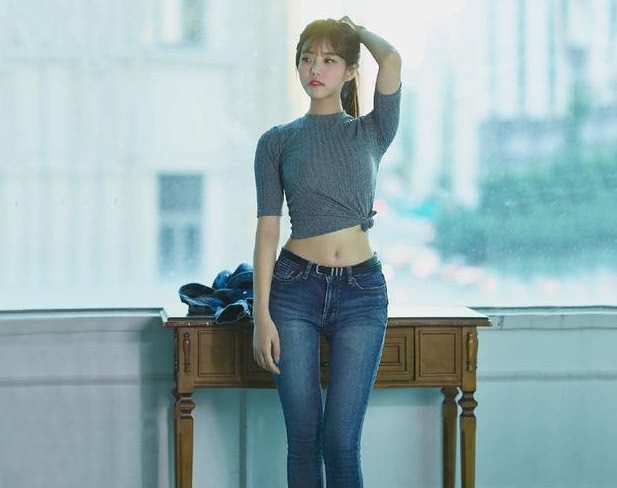 紧身牛仔裤剪裁利落,将妹子腰部的线条修饰的更加纤细优美!