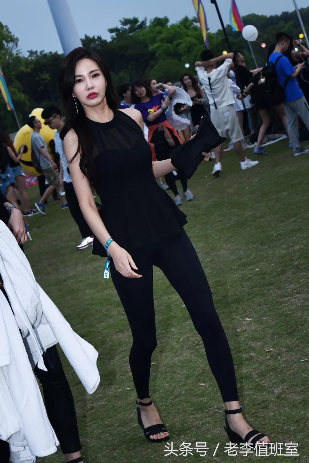 街拍:身材苗条在草坪上的性感妩媚美女