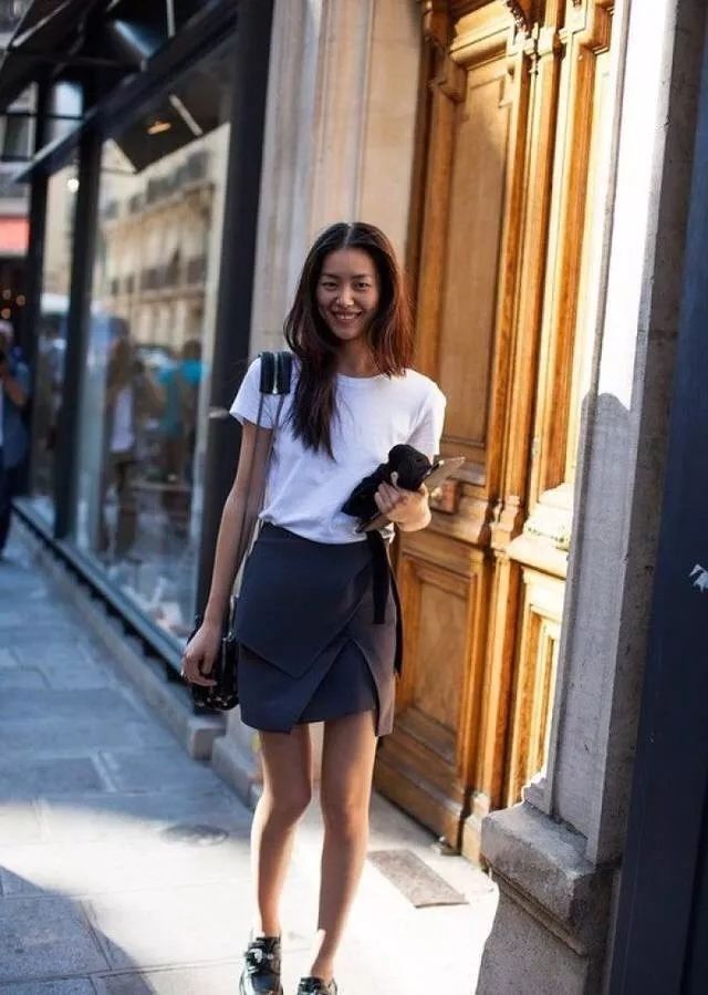 人手一件的小白T 怎样选才能不出错而且赢很大?