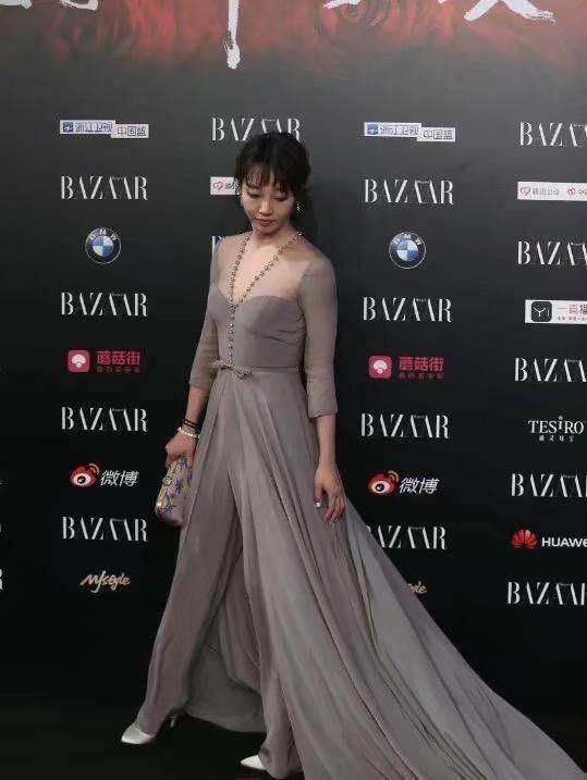 33岁的白百何一袭长裙现身,人越来越瘦,气质却越来越好!