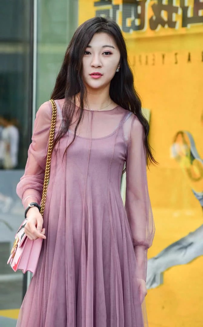 气质小姐姐修身长裙尽显迷人曲线，凸显出小姐姐的温柔气质