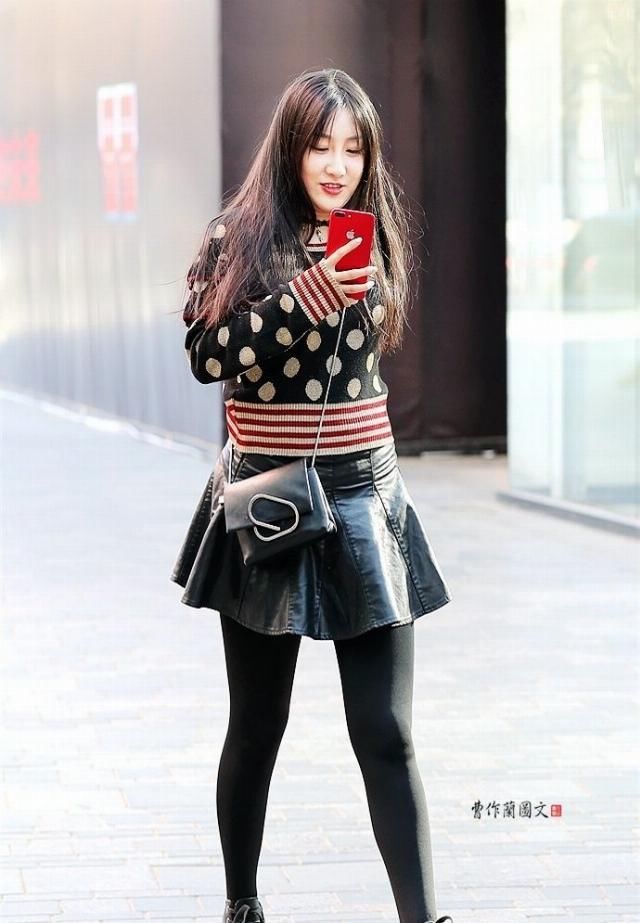  [皮质]街拍：穿出混搭风的皮质短裙美女
