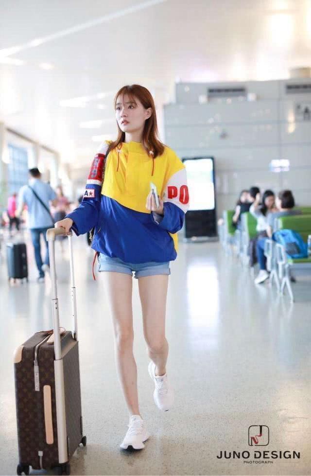 徐璐上长下短的搭配引围观！超短裤让竹竿腿成亮点，18岁都有多了