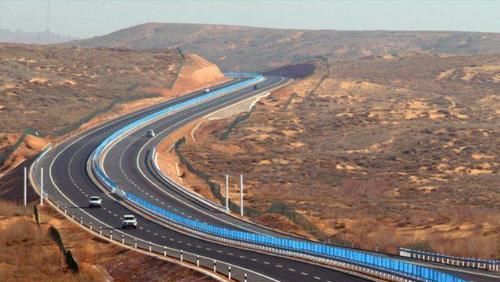 为什么高速上有司机不离开超车道, 却不停打转向灯, 网友: 老司机