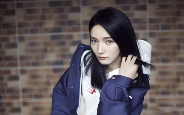 代斯厉害了！穿轻透视蕾丝裙秀身材，侧身瞬间仿佛看到了迪丽热巴