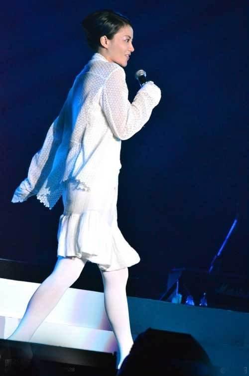 明星穿丝袜：杨幂土气，王菲穿出新风格，最惊艳的还是腿粗的她