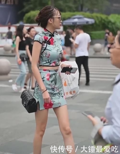 小姐姐@小姐姐真有心机,故意将旗袍中间剪去3cm秀腰,我承认我嫉妒了