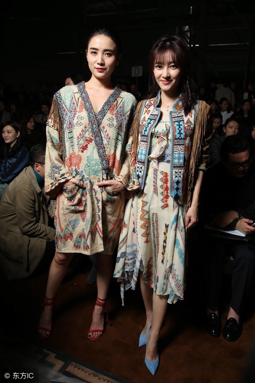 宋佳王丽坤同台亮相，复古姐妹装扮脚踩高跟鞋，真的太美了