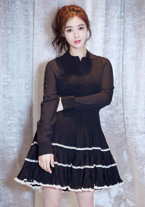 蒋欣体重90了？穿上这条黑色长裙的她，身材苗条堪比杨幂！