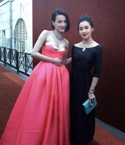 舒淇新照片，利落短发，粉色长裙，凹凸有致，性感十足！