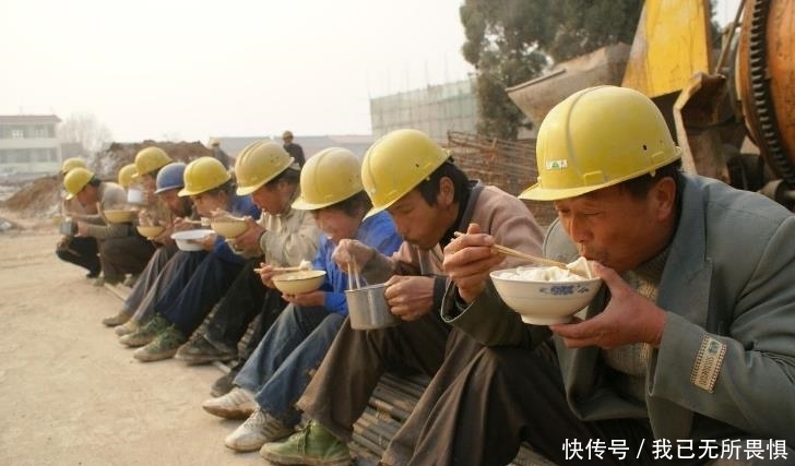 农民工进城打工还不到一个月，却又掀起“返乡潮”，为啥呢？
