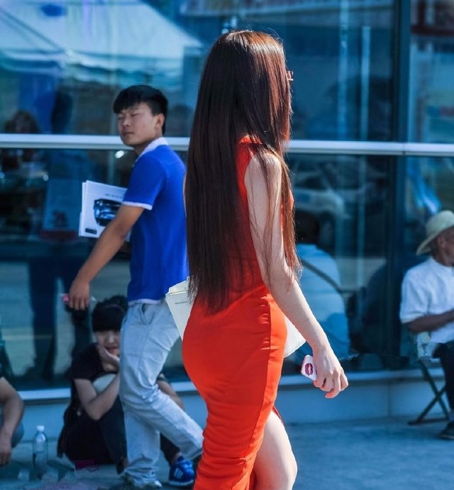 街拍像风一样的高开叉红裙美女，气质优雅迷人，白皙的美腿忽隐忽