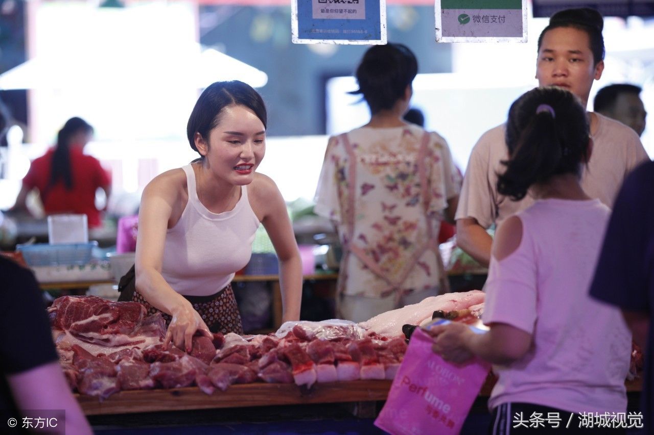 “猪肉西施”网络走红 气质身材堪比模特 手上磨出老茧常有刀伤