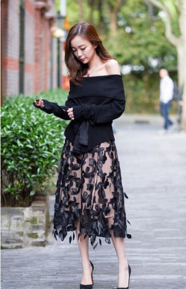 #温文尔雅#街拍：美女穿黑色上衣配白色短裙，温文尔雅，清新靓丽