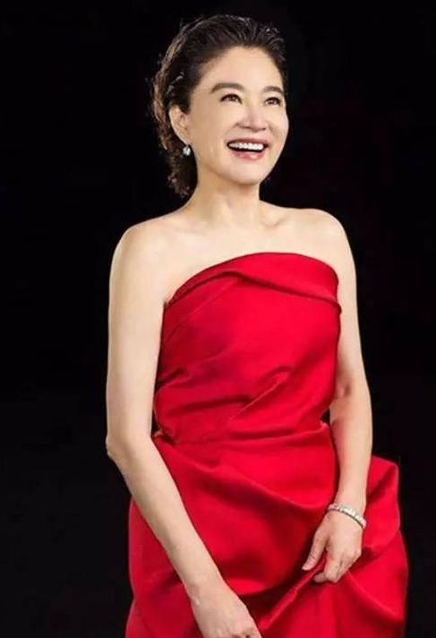 64岁林青霞厉害了！白色T恤搭配牛仔裤显小30岁，网友：不老女神