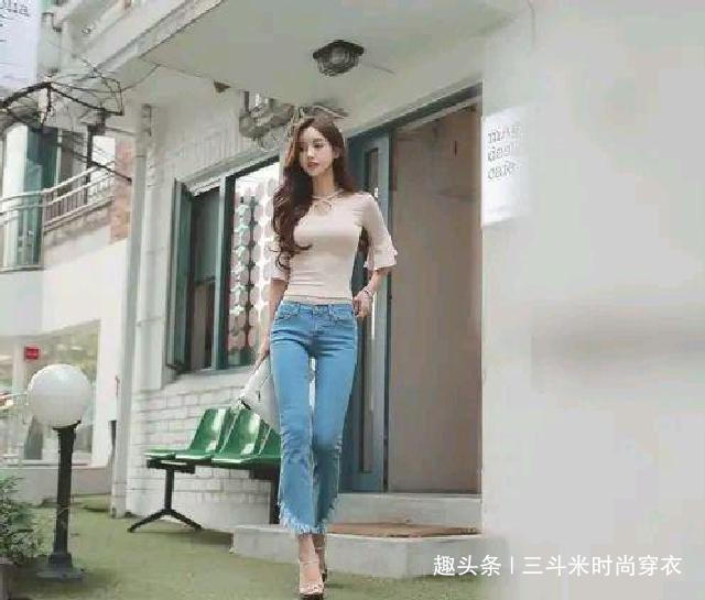  #尽显#打底衫搭配修身牛仔裤，尽显身材的黄金比例，带来独特魅力！