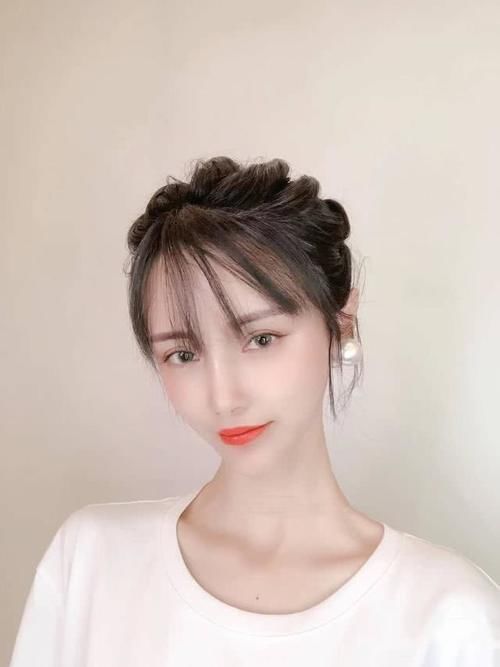  『半丸子头』短发女生有福了，这样扎减龄俏皮，明星也都这么扎，超迷人