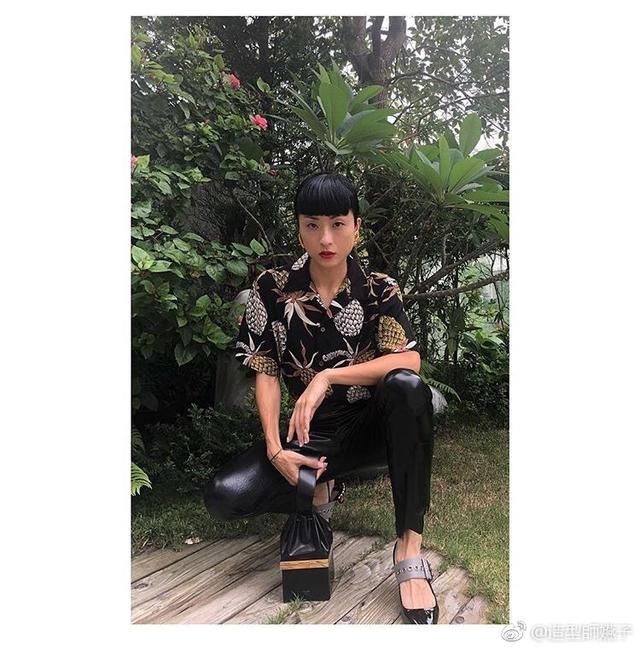 44岁徐濠萦穿8cm高跟鞋，只靠大脚趾“勾”着，这裤子是要起飞？