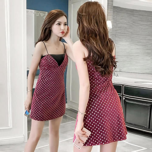 女人不要总穿短裤了，如今流行的裙子更养眼，同事都夸有眼光