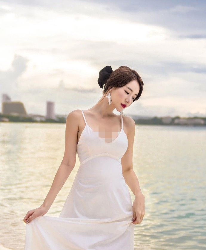 俏皮女子游枸杞岛，雪白的低胸连衣裙写真，展现了完美的身材插图(1)