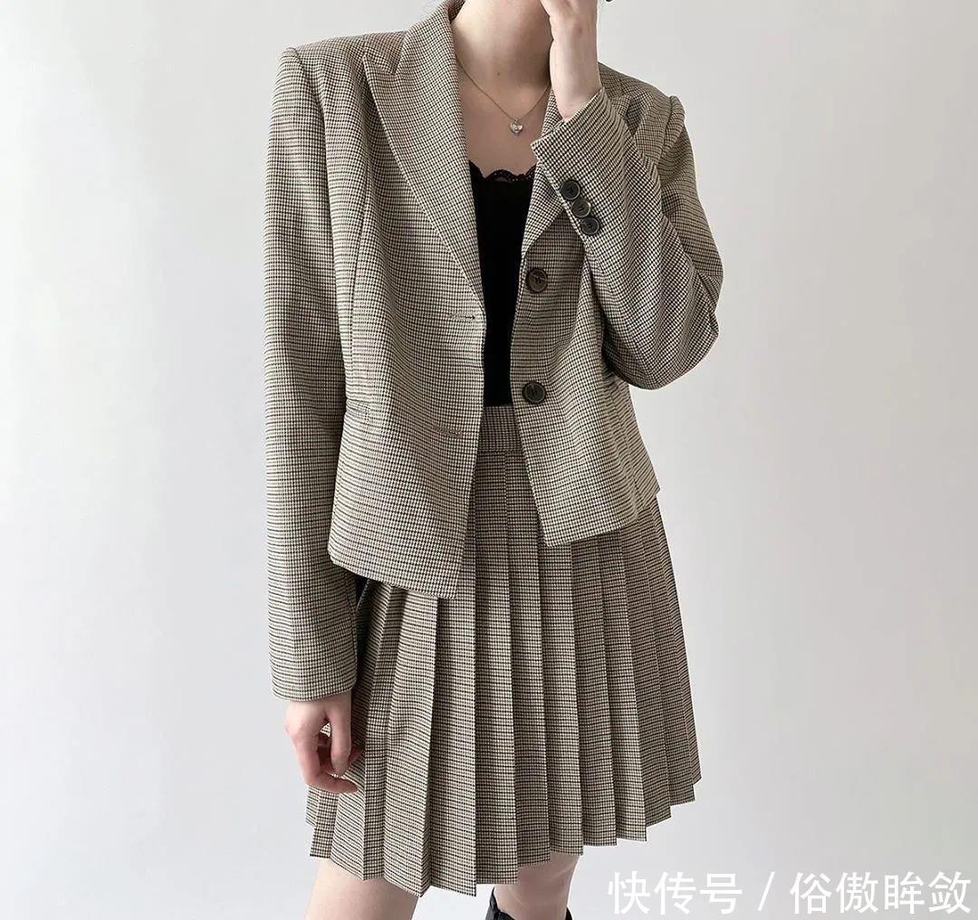  #出门#短西装外套+裙子搭配，出门踏青这样穿，美得路人都侧目