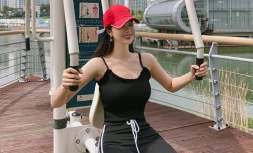 傲人曲线的打底裤小姐姐，展现完美身材，尤为抢眼！