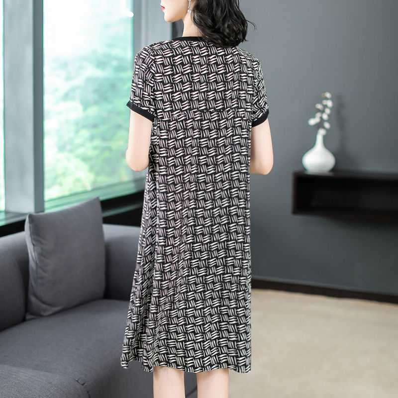 老妈真大胆，我结婚，她穿这么好看的真丝裙，把我的风头都盖过