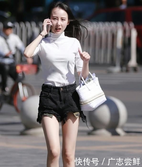 [不料]这位姐是买不起热裤吗？自己“剪”出内口袋，不料开创新潮穿法！