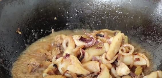 「脆爽」广式墨鱼炒鸡肉,鸡肉嫩滑不柴,墨鱼脆爽有嚼劲!